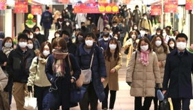 新型コロナウイルスの感染拡大を受け、兵庫県にも緊急事態宣言が再発令されてから一夜明け、マスク姿で歩く人たち。政府は企業に出勤者の７割削減を求めている＝１４日朝、神戸市中央区のさんちか（鈴木雅之）