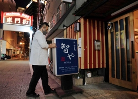 客がいなくなり、午後８時を待たずに店を閉じる店主＝１４日午後７時５１分、神戸市中央区下山手通１（撮影・斎藤雅志）