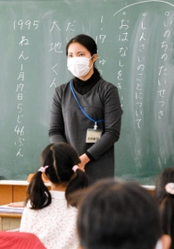 子どもたちに「亡くなった人のことを忘れないで」と語り掛けた高光愛恵教諭＝１月１７日午前、芦屋市岩園町（撮影・後藤亮平）
