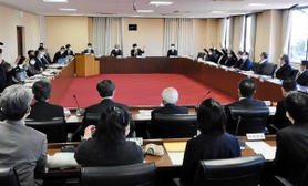 ２万円商品券案を盛り込んだ一般会計補正予算案を否決した丹波市議会の予算決算常任委員会＝丹波市役所