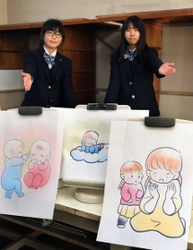 絵本「笑顔の向こうに」で絵を担当する阿部玲那さん（左）と石田麻実さん＝兵庫県立松陽高校