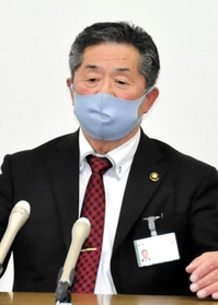 議案が否決された後、記者会見する林時彦市長＝丹波市役所