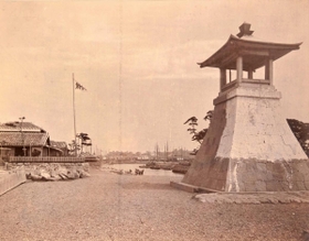 復元の貴重な史料となる明治時代の「旧波門崎燈籠堂」の写真（宮内庁所蔵、明石市提供）＝明石市港町