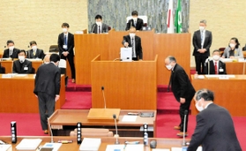 一般会計補正予算案の採決で票を投じる市議ら＝１９日午前、丹波市役所