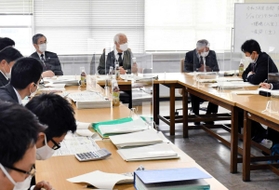 ２０２１年度当初予算案の編成に向け査定する井戸敏三知事（中央）＝兵庫県庁