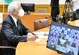 テレビ会議に出席する兵庫県の井戸敏三知事＝神戸市中央区、兵庫県災害対策センター
