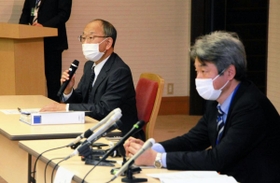 自宅療養の実施について説明する神戸市健康局の幹部ら＝２０日午前、神戸市役所