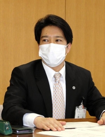 記者会見する岡田康裕・兵庫県加古川市長＝加古川市役所