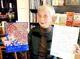 アフガニスタン伝統の細密画の塗り絵を販売している西垣敬子さん＝宝塚市内