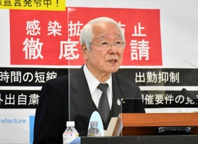 会見で自宅待機者への対応などを説明する兵庫県の井戸敏三知事＝２２日夕、県庁（撮影・藤井伸哉）