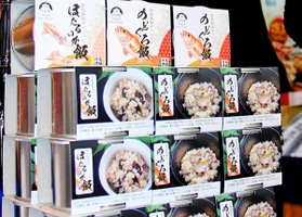 共同開発した炊き込みご飯の缶詰「のどぐろ飯」と「ほたるいか飯」