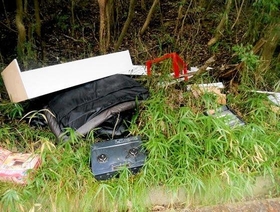 道路脇に不法投棄されたごみ＝神戸市西区（同市提供）