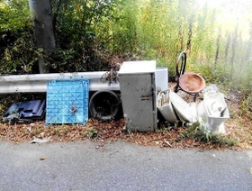 道路脇に不法投棄されたごみ＝神戸市西区（同市提供）