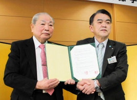 包括的な連携協定を締結した浜上勇人香美町長（右）と弘徳学園の上田正一理事長＝兵庫県香美町香住区香住