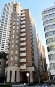 タイルのはく落や浮きが起きた「アパタワーズ神戸三宮」＝２０１７年１２月、神戸市中央区磯辺通４