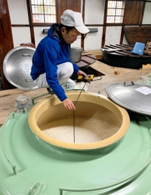 立春に向けて完成が近づく日本酒の温度を確認する蔵人＝富久錦