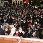 新たな年を迎え、一年の平穏を祈る参拝客ら＝１日午前０時、神戸市中央区多聞通３、湊川神社