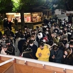 新たな年を迎え、一年の平穏を祈る参拝客ら＝１日午前０時８分、神戸市中央区多聞通３、湊川神社