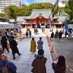 生田神社では分散参拝の呼び掛けなどで例年よりも初詣客の姿は少なかった＝１日午後、神戸市中央区下山手通１
