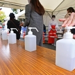 コロナ禍で身の清め方にも変化。生田神社では手水舎が使用できなくなり、入口で手指の消毒が実施された＝１日午後、神戸市中央区下山手通１