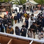 手を合わせ静かに祈る参拝客ら＝１日午後、神戸市中央区多聞通１、湊川神社