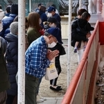 混雑もなく落ち着いた雰囲気の中で静かに手を合わせて祈る参拝客ら＝１日午後、神戸市長田区長田町３、長田神社