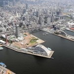 新港突堤や中突堤など再開発事業が進む神戸港のウオーターフロント。国内最長となる海上ロープウエー整備の検討も始まった