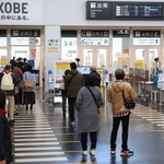 例年より利用客の姿が少ない出発ロビー＝３日午後、神戸市中央区神戸空港（撮影・斎藤雅志）