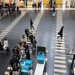 例年より利用客の姿が少ない出発ロビー＝３日午後、神戸市中央区神戸空港（撮影・斎藤雅志）