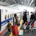 新神戸駅のホームで、東京行きの新幹線に乗り込むＵターン客ら＝３日午前１０時２２分、ＪＲ新神戸駅