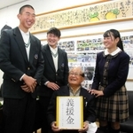 ボランティア活動の思い出を中川静也校長に語る生徒たち＝熊本県八代市興国町、秀岳館高校