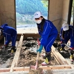 被災家屋の床下に入り込んだ泥をスコップで片付ける生徒たち＝２０２０年１２月２日、熊本県八代市坂本町（秀岳館高校提供）