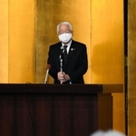 県幹部職員を前に年頭あいさつする井戸敏三知事＝４日午前、兵庫県庁（撮影・後藤亮平）