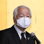 県幹部職員を前に年頭あいさつする井戸敏三知事＝４日午前、兵庫県庁（撮影・後藤亮平）