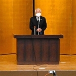 県幹部職員を前に年頭あいさつする井戸敏三知事＝４日午前、兵庫県庁（撮影・後藤亮平）