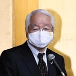 県幹部職員を前に年頭あいさつする井戸敏三知事＝４日午前、兵庫県庁（撮影・後藤亮平）