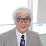 「人の絆が問われる今、親子で見てほしい作品」と話す西垣吉春監督＝神戸新聞社