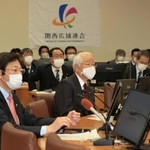 「第１３回関西広域連合新型コロナウイルス感染症対策本部会議」後の会見で発言する井戸敏三兵庫県知事（中央）。手前左は久元喜造神戸市長＝５日午後、神戸市中央区下山手通５、県災害対策センター（撮影・斎藤雅志）