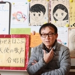 「しあわせ運べるように」への思いを振り返る臼井真さん＝神戸市灘区高羽町３、高羽小学校（撮影・吉田敦史）