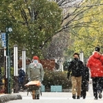 雪の中を職場に向かう人たち＝８日午前、神戸市中央区加納町６（撮影・鈴木雅之）