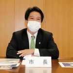 女子生徒がいじめを受けて自殺した問題について話す岡田康裕・加古川市長＝８日午後、加古川市役所