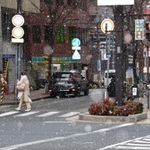 雪が降り始めた神戸・三宮の市街地＝８日午後、神戸市中央区（撮影・秋山亮太）