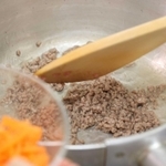 肉のうま味でだしいらず　ひき肉のうま味が出るので、和風だしを取る手間が省ける。豆腐の水切りも不要。