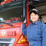 ポンプ車の前に立つ西脇生奈さん＝高砂市伊保４、同市消防本部