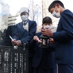 「１・１７希望の灯り」をろうそくにともす中学生ら＝９日午後、神戸市中央区加納町６（撮影・大森　武）