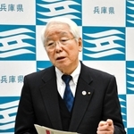 ３府県による緊急事態宣言再発令の要請後、取材に応じる井戸敏三知事＝９日午後、神戸市中央区、県災害対策センター（撮影・藤井伸哉）