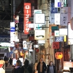 神戸・三宮の繁華街。土曜の夜としては人通りがまばらだった＝９日午後、神戸市中央区中山手通１（撮影・吉田敦史）