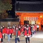 開門の後、本殿へと向かう講社の人たち＝１０日、午前６時、西宮市社家町、西宮神社（撮影・風斗雅博）