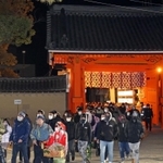 開門とともに本殿に向かって歩き出す参拝者たち＝西宮市社家町、西宮神社（撮影・風斗雅博）