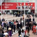 神戸市の成人式会場となるはずだったノエビアスタジアム神戸。延期を知りながら多くの新成人が集まった＝１１日午後、神戸市兵庫区御崎町１（撮影・坂井萌香）